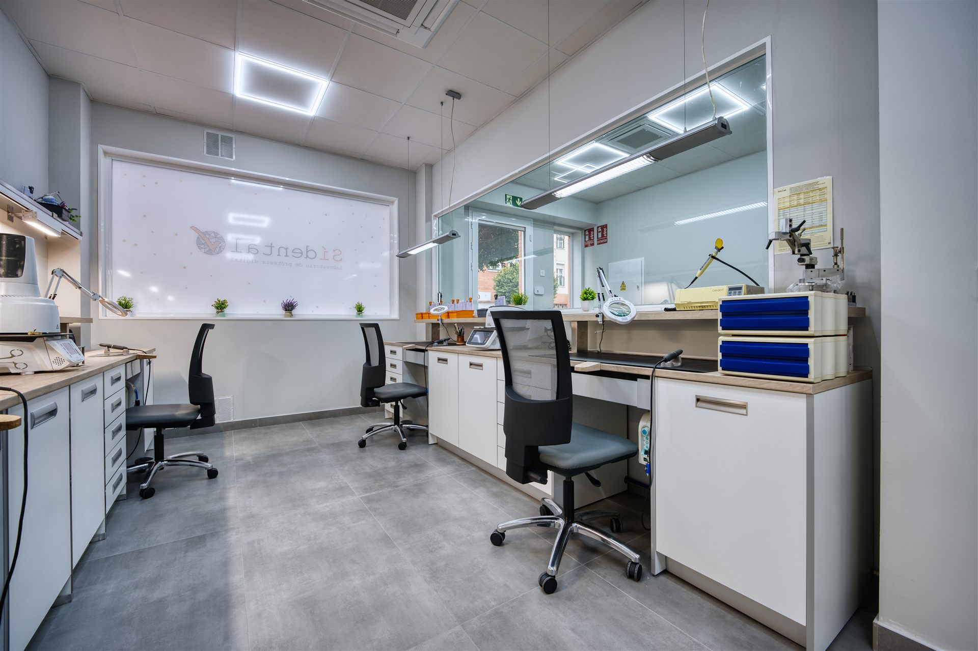 Sala de trabajo del laboratorio con puestos individuales